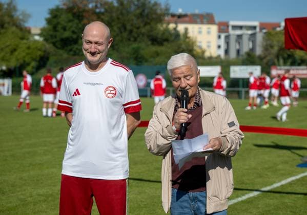 Fußball, Herren, Saison 2025 2026, NOFV Oberliga Nord, SV Sparta Lichtenberg, Feier zur Namensgebung, Sportanlage Fischerstraße wird zum Paul-Kalkbrenner-Sportfeld, v. l. Paul Kalkbrenner (Namensgeber des Paul-Kalkbrenner-Sportfeldes), Präsident Werner Natalis (SV Sparta Lichtenberg), 27.09. 2025, Copyright: xMatthiasxKochx