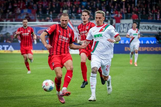 Jonas Foehrenbach 19 (1FC Heidenheim 1846) vor Phillip Tietz 21 FC Augsburg), rechts, am Ball, 1. FC Heidenheim 1846 vs. FC Augsburg, DFL, Bundesliga, Saison 2025 2026, Voith Arena, Hinrunde, 5. Spieltag, 27.09.2025 DFB regulations prohibit any use of photographs as image sequences and or quasi-video Heidenheim Baden-Wuerttemberg Deutschland