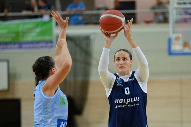 Magaly Meynadier (Saarluis, 5), Alexia Allesch (Lions, 0), Syntainics MBC vs. Saarlouis Royals, Basketball, Damen, Bundesliga, Saison 2025 2026, 1. Spieltag, 27.09.2025. Halle SWH Arena Sachsen-Anhalt Deutschland
