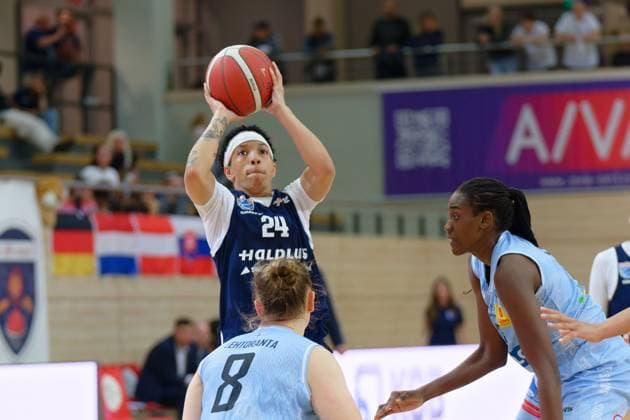 Liz Smith (Lions, 24), Roosa Lehtoranta (Saarluis, 8), Nogaye Lo Sylla (Saarlouis, 3), Syntainics MBC vs. Saarlouis Royals, Basketball, Damen, Bundesliga, Saison 2025 2026, 1. Spieltag, 27.09.2025. Halle SWH Arena Sachsen-Anhalt Deutschland