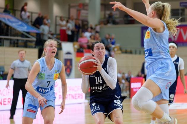 Elina Koskimies (Saarluis, 7), Katelyn Shumate (Lions, 14), Emma Eichmeyer (Saarluis, 9), Syntainics MBC vs. Saarlouis Royals, Basketball, Damen, Bundesliga, Saison 2025 2026, 1. Spieltag, 27.09.2025. Halle SWH Arena Sachsen-Anhalt Deutschland