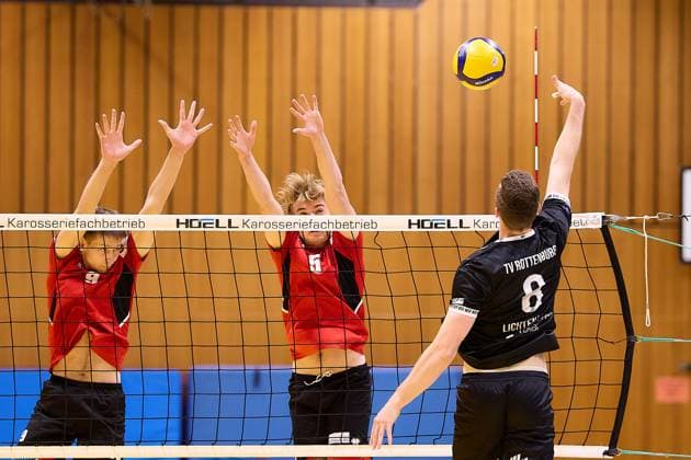Doppelblock Hendrik Jung (TUS Kriftel, 09), Thoralf Schmelzer (TUS Kriftel, 05), gegen Niklas Lichtenauer (TV Rottenburg, 08) GER, TuS Kriftel vs. TV Rottenburg,Volleyball, 2. Bundesliga Sued, 3. Spieltag, Spielzeit 2025 2026, 27.09.2025 GER, TuS Kriftel vs. TV Rottenburg,Volleyball, 2. Bundesliga Sued, 3. Spieltag, Spielzeit 2025 2026, 27.09.2025 Kriftel Copyright: xEibner-Pressefoto GeraldxOelze-dexStoppanyx EP_ODS