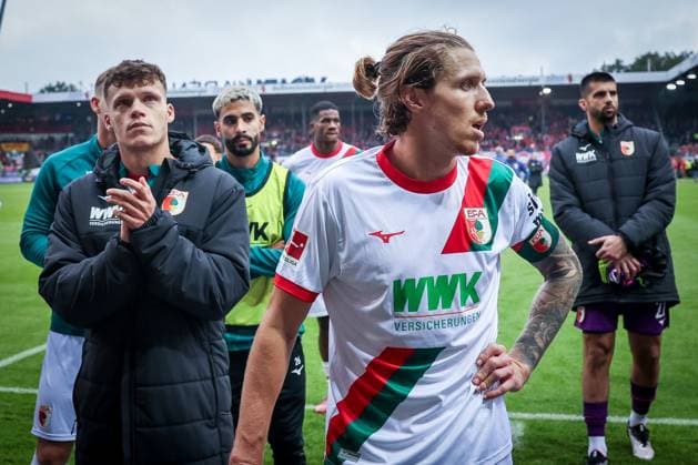 Robin Fellhauer 19 (FC Augsburg), links und Kristijan Jakic 17 (FC Augsburg) enttaeuscht, frustriert bei den Fans nach Spielende, dahinter Elias Saad 26 (FC Augsburg) und Nediljko Labrovic 22 (FC Augsburg), 1. FC Heidenheim 1846 vs. FC Augsburg, DFL, Bundesliga, Saison 2025 2026, Voith Arena, Hinrunde, 5. Spieltag, 27.09.2025 DFB regulations prohibit any use of photographs as image sequences and or quasi-video Heidenheim Baden-Wuerttemberg Deutschland