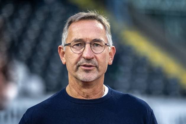 Fussball, Saison 2025 2026, 3. Liga, Donaustadion Ulm, 7. Spieltag, SSV Ulm 1846 Fußball - SSV Jahn Regensburg, 21.09.2025 21.09.2025, Fussball, Saison 2025 2026, 3. Liga, Donaustadion Ulm, 7. Spieltag, SSV Ulm 1846 Fußball - SSV Jahn Regensburg, Portrait Porträt Freisteller Einzelbild Geschäftsführer Achim Beierlorzer (SSV Jahn Regensburg) Foto: Lucca Fundel Ulm Donaustadion Baden-Württemberg Deutschland