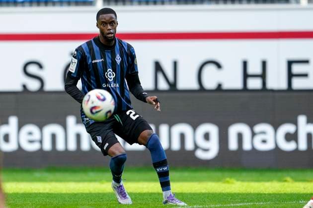 Adama Diakhaby (SVWM, 27), am Ball, Freisteller, Ganzkörper, Einzelbild, Einzelfoto, Aktion, Action, 27.09.2025, Mannheim (Deutschland), Fussball, 3. Liga, SV Waldhof Mannheim - Rot-Weiss Essen, DFB DFL REGULATIONS PROHIBIT ANY USE OF PHOTOGRAPHS AS IMAGE SEQUENCES AND OR QUASI-VIDEO.