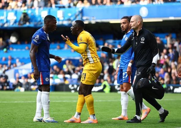 Yankuba Minteh of Brighton & Hove Albion and Moises Caicedo of Chelsea argue Chelsea v Brighton and Hove Albion, Premier League, Football, Stamford Bridge, London, UK - 27 Sep 2025London Stamford Bridge United Kingdom EDITORIAL USE ONLY No use with unauthorised audio, video, data, fixture lists, club league logos or live services. Online in-match use limited to 120 images, no video emulation. No use in betting, games or single club league player publications. Copyright: xMichaelxZemanek Shutterstockx 15503910du