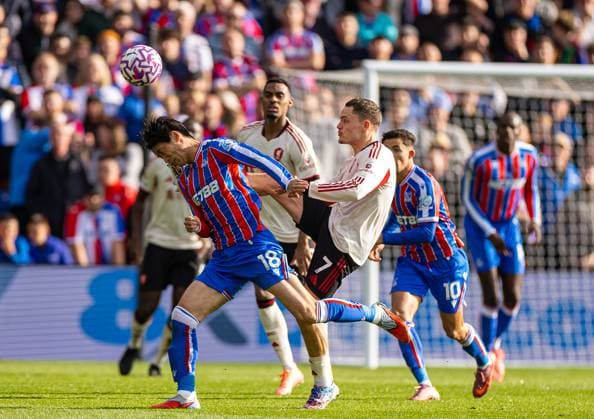 (250928) -- LONDON, Sept. 28, 2025 -- Crystal Palace s Daichi Kamada (front L) is challenged by Liverpool s Florian Wirtz (front R) during the English Premier League match between Crystal Palace FC and Liverpool FC in London, Britain, on Sept. 27, 2025. FOR EDITORIAL USE ONLY. NOT FOR SALE FOR MARKETING OR ADVERTISING CAMPAIGNS. NO USE WITH UNAUTHORIZED AUDIO, VIDEO, DATA, FIXTURE LISTS, CLUB LEAGUE LOGOS OR LIVE SERVICES. ONLINE IN-MATCH USE LIMITED TO 45 IMAGES, NO VIDEO EMULATION. NO USE IN BETTING, GAMES OR SINGLE CLUB LEAGUE PLAYER PUBLICATIONS. (SP)BRITAIN-LONDON-FOOTBALL-ENGLISH PREMIER LEAGUE-CRYSTAL PALACE VS LIVERPOOL LixYing