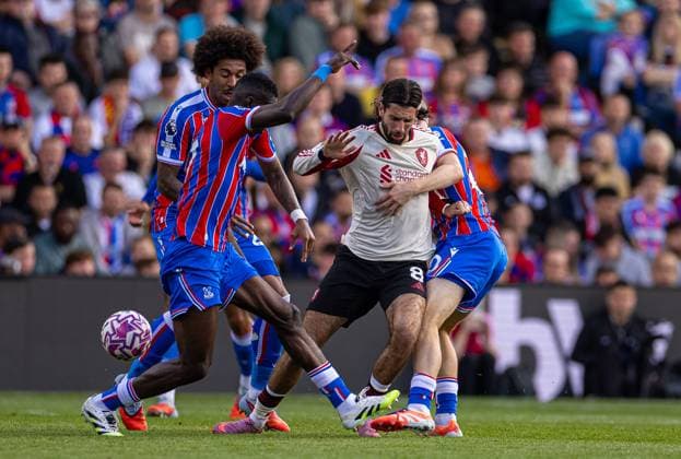 (250928) -- LONDON, Sept. 28, 2025 -- Liverpool s Dominik Szoboszlai (2nd R) breaks through during the English Premier League match between Crystal Palace FC and Liverpool FC in London, Britain, on Sept. 27, 2025. FOR EDITORIAL USE ONLY. NOT FOR SALE FOR MARKETING OR ADVERTISING CAMPAIGNS. NO USE WITH UNAUTHORIZED AUDIO, VIDEO, DATA, FIXTURE LISTS, CLUB LEAGUE LOGOS OR LIVE SERVICES. ONLINE IN-MATCH USE LIMITED TO 45 IMAGES, NO VIDEO EMULATION. NO USE IN BETTING, GAMES OR SINGLE CLUB LEAGUE PLAYER PUBLICATIONS. (SP)BRITAIN-LONDON-FOOTBALL-ENGLISH PREMIER LEAGUE-CRYSTAL PALACE VS LIVERPOOL LixYing
