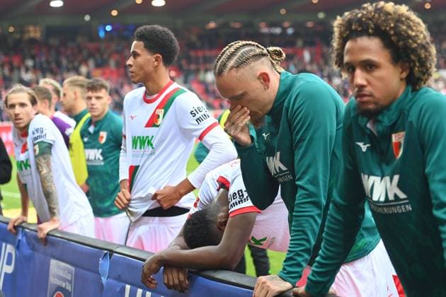 Augsburger Spieler nach Spielende vor den Fans,Fussballfans, v.li:Kristijan JAKIC (FC Augsburg),Noahkai BANKS (FC Augsburg),Marius WOLF (FC Augsburg),Han-Noah MASENGO (FC Augsburg). Enttaeuschung,Frust,enttaeuscht, frustriert,niedergeschlagen, Fussball 1. Bundesliga Saison 2025 2026, 5.Spieltag, Spieltag05 1.FC Heidenheim - FC Augsburg 2-1 am 27.09.2025, VOITH ARENA