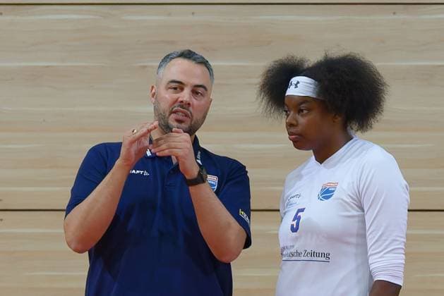 Timur Topal (Lions, Head Coach), Khalis Cain (Lions, 5), Syntainics MBC vs. Saarlouis Royals, Basketball, Damen, Bundesliga, Saison 2025 2026, 1. Spieltag, 27.09.2025. Halle SWH Arena Sachsen-Anhalt Deutschland