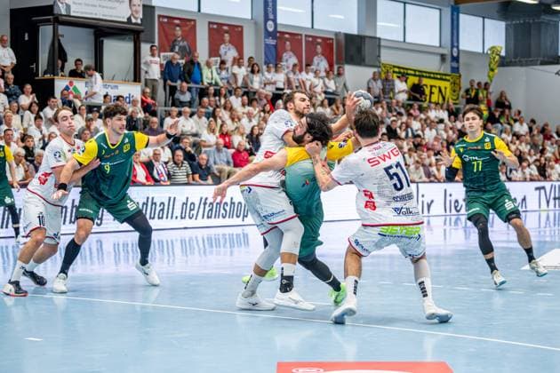 2. Handball Bundesliga; TV Hüttenberg - VfL Eintracht Hagen, 27.09.25 Pouya Norouzi (VfL Eintracht Hagen, 7), Luca Richter (VfL Eintracht Hagen, 77), Tilman Pröhl (VfL Eintracht Hagen, 9), Paul Ohl (TV Hüttenberg, 10), Leif Haack (TV Hüttenberg, 20), Hendrik Schreiber (TV Hüttenberg, 51) 2. Handball Bundesliga; TV Hüttenberg - VfL Eintracht Hagen: Hüttenberg, 27.09.25 Copyright: xBEAUTIFULxSPORTS Roeczeyx