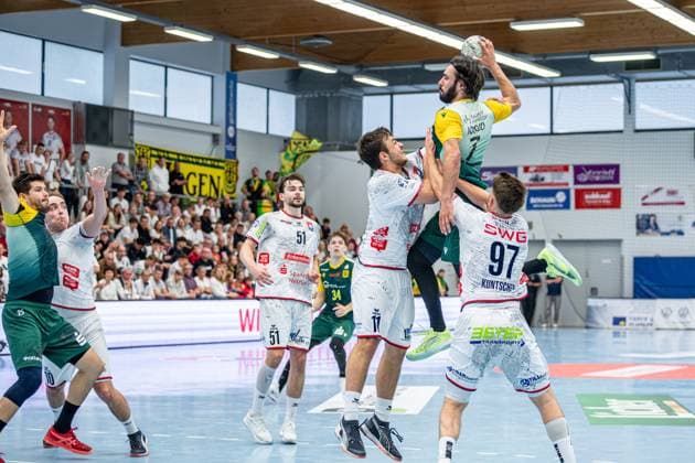 2. Handball Bundesliga; TV Hüttenberg - VfL Eintracht Hagen, 27.09.25 Pouya Norouzi (VfL Eintracht Hagen, 7), David Kuntscher (TV Hüttenberg, 97), Lasse Ohl (TV Hüttenberg, 11), Hendrik Schreiber (TV Hüttenberg, 51), Linus Kutz (VfL Eintracht Hagen, 34), Paul Ohl (TV Hüttenberg, 10), Philip Jungemann (VfL Eintracht Hagen, 25) 2. Handball Bundesliga; TV Hüttenberg - VfL Eintracht Hagen: Hüttenberg, 27.09.25 Copyright: xBEAUTIFULxSPORTS Roeczeyx