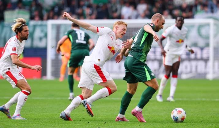 Wolfsburg - RB Leipzig Bundesliga Wolfsburg, 27.09.2025, Volkswagen Arena, Bundesliga, Spieltag 5 , VFL WOLFSBURG vs. RB LEIPZIG 0:1 (0:1) , Im Bild v.l.: Kevin Kampl (44, RB Leipzig), Nicolas Seiwald (13, RB Leipzig) und Christian Eriksen (24, Wolfsburg) ,