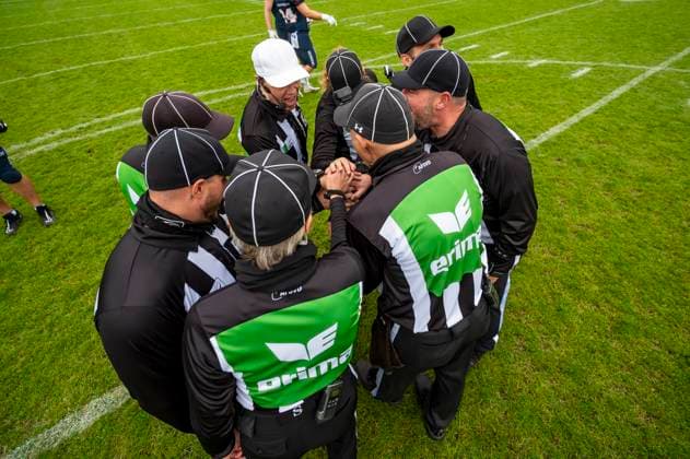 Zebra Huddle GER, ifm Ravensburg Razorbacks vs Dresden Monarchs, American Football, GFL, Saison 2025, Playoffs, Halbfinale, 27.09.2025, GER, ifm Ravensburg Razorbacks vs Dresden Monarchs, American Football, GFL, Saison 2025, Playoffs, Halbfinale, 27.09.2025 Weingarten Copyright: xEibner-Pressefoto FlorianxWolfx EP_FWF