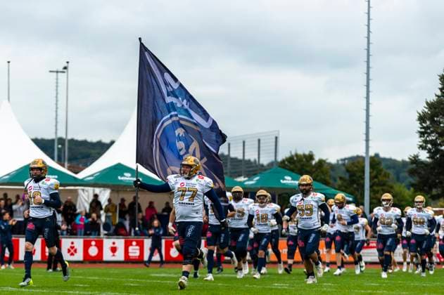 Walkon On Monarch mit Felix Bonn (77, OL, Dresden Monarchs) an der Fahne GER, ifm Ravensburg Razorbacks vs Dresden Monarchs, American Football, GFL, Saison 2025, Playoffs, Halbfinale, 27.09.2025, GER, ifm Ravensburg Razorbacks vs Dresden Monarchs, American Football, GFL, Saison 2025, Playoffs, Halbfinale, 27.09.2025 Weingarten Copyright: xEibner-Pressefoto FlorianxWolfx EP_FWF