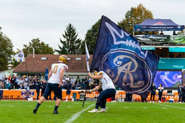 Felix Bonn (77, OL, Dresden Monarchs) und Florian Finke (0, K, Dresden Monarchs) mit der Fahne GER, ifm Ravensburg Razorbacks vs Dresden Monarchs, American Football, GFL, Saison 2025, Playoffs, Halbfinale, 27.09.2025, GER, ifm Ravensburg Razorbacks vs Dresden Monarchs, American Football, GFL, Saison 2025, Playoffs, Halbfinale, 27.09.2025 Weingarten Copyright: xEibner-Pressefoto FlorianxWolfx EP_FWF