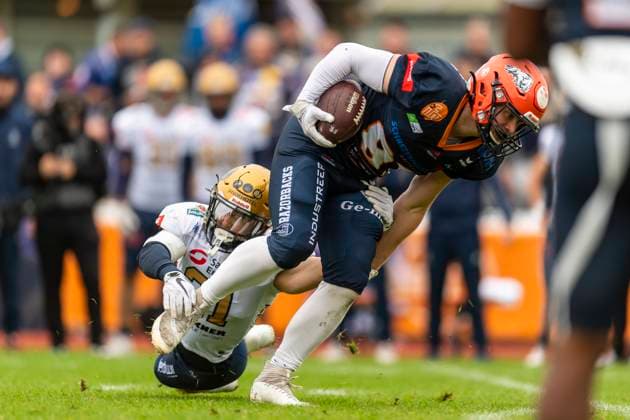 Eero Vaija (21, DB, Dresden Monarchs) mit Tim Mueller (87, WR, ifm Razorbacks Ravensburg) GER, ifm Ravensburg Razorbacks vs Dresden Monarchs, American Football, GFL, Saison 2025, Playoffs, Halbfinale, 27.09.2025, GER, ifm Ravensburg Razorbacks vs Dresden Monarchs, American Football, GFL, Saison 2025, Playoffs, Halbfinale, 27.09.2025 Weingarten Copyright: xEibner-Pressefoto FlorianxWolfx EP_FWF