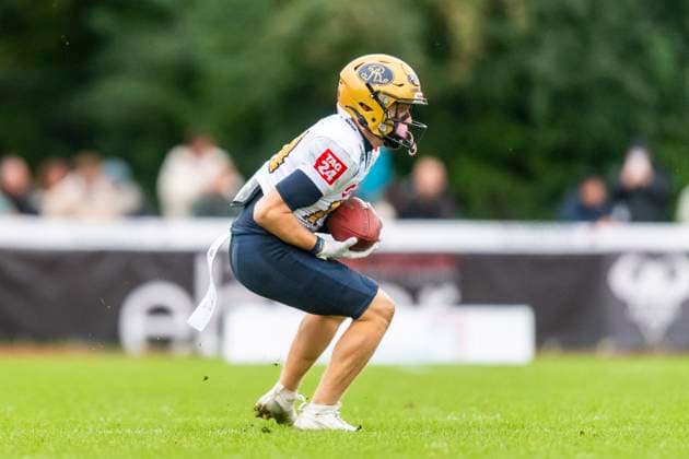 Catch von Konstantin Stricker (14, WR, Dresden Monarchs) GER, ifm Ravensburg Razorbacks vs Dresden Monarchs, American Football, GFL, Saison 2025, Playoffs, Halbfinale, 27.09.2025, GER, ifm Ravensburg Razorbacks vs Dresden Monarchs, American Football, GFL, Saison 2025, Playoffs, Halbfinale, 27.09.2025 Weingarten Copyright: xEibner-Pressefoto FlorianxWolfx EP_FWF