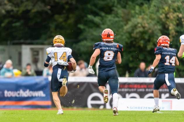 Touchdown Logan Mobelini (4, DB, Dresden Monarchs) verfolgt von Alex Mashak (8, DB, ifm Razorbacks Ravensburg) und Jonah Olavi Choate (14, OL, ifm Razorbacks Ravensburg) GER, ifm Ravensburg Razorbacks vs Dresden Monarchs, American Football, GFL, Saison 2025, Playoffs, Halbfinale, 27.09.2025, GER, ifm Ravensburg Razorbacks vs Dresden Monarchs, American Football, GFL, Saison 2025, Playoffs, Halbfinale, 27.09.2025 Weingarten Copyright: xEibner-Pressefoto FlorianxWolfx EP_FWF