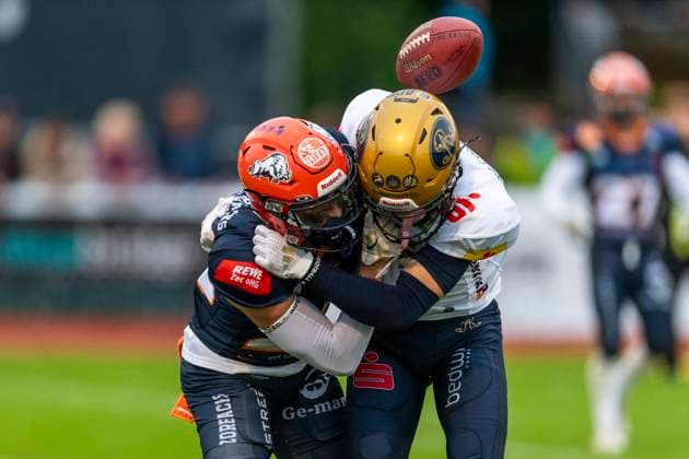 Konstantin Stricker (14, WR, Dresden Monarchs) und Gabriele Battistella (26, DB, ifm Razorbacks Ravensburg) GER, ifm Ravensburg Razorbacks vs Dresden Monarchs, American Football, GFL, Saison 2025, Playoffs, Halbfinale, 27.09.2025, GER, ifm Ravensburg Razorbacks vs Dresden Monarchs, American Football, GFL, Saison 2025, Playoffs, Halbfinale, 27.09.2025 Weingarten Copyright: xEibner-Pressefoto FlorianxWolfx EP_FWF