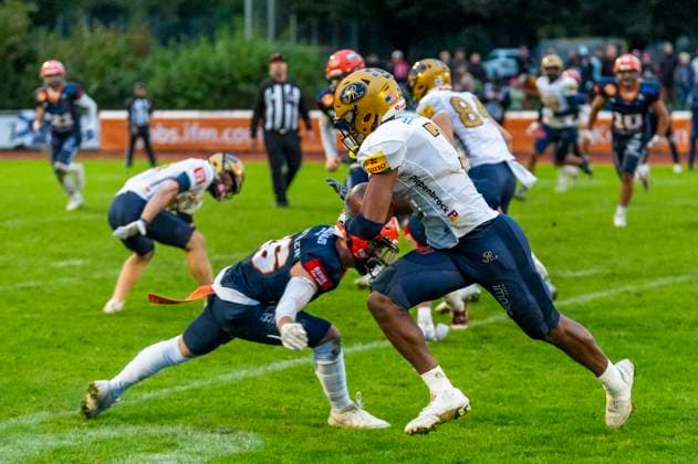 Tyler Hudson (7, WR, Dresden Monarchs) weicht Gabriele Battistella (26, DB, ifm Razorbacks Ravensburg) aus GER, ifm Ravensburg Razorbacks vs Dresden Monarchs, American Football, GFL, Saison 2025, Playoffs, Halbfinale, 27.09.2025, GER, ifm Ravensburg Razorbacks vs Dresden Monarchs, American Football, GFL, Saison 2025, Playoffs, Halbfinale, 27.09.2025 Weingarten Copyright: xEibner-Pressefoto FlorianxWolfx EP_FWF