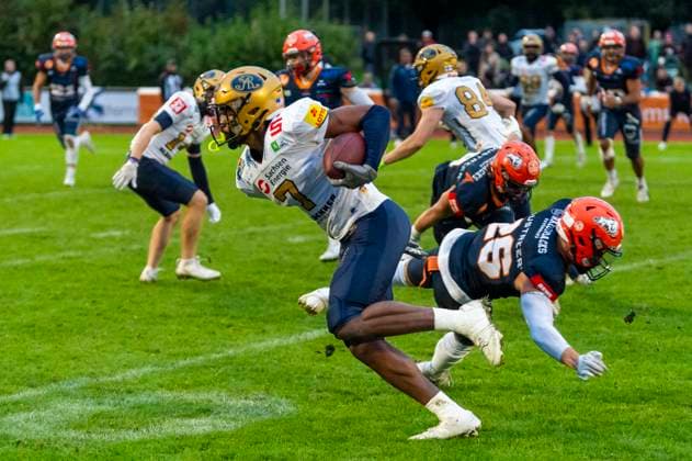 Tyler Hudson (7, WR, Dresden Monarchs) weicht Gabriele Battistella (26, DB, ifm Razorbacks Ravensburg) aus GER, ifm Ravensburg Razorbacks vs Dresden Monarchs, American Football, GFL, Saison 2025, Playoffs, Halbfinale, 27.09.2025, GER, ifm Ravensburg Razorbacks vs Dresden Monarchs, American Football, GFL, Saison 2025, Playoffs, Halbfinale, 27.09.2025 Weingarten Copyright: xEibner-Pressefoto FlorianxWolfx EP_FWF