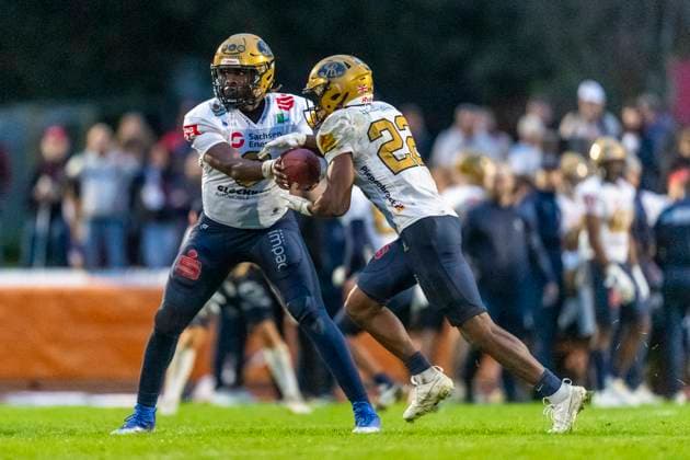 Clifton Bernard Mc Dowell II (6, QB, Dresden Monarchs) mit Simeon Oehme (22, WR, Dresden Monarchs) GER, ifm Ravensburg Razorbacks vs Dresden Monarchs, American Football, GFL, Saison 2025, Playoffs, Halbfinale, 27.09.2025, GER, ifm Ravensburg Razorbacks vs Dresden Monarchs, American Football, GFL, Saison 2025, Playoffs, Halbfinale, 27.09.2025 Weingarten Copyright: xEibner-Pressefoto FlorianxWolfx EP_FWF