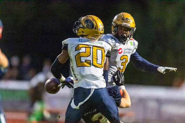 Jason Denneboom (20, DB, Dresden Monarchs) und Devonni Reed (3, DB, Dresden Monarchs) verteidigen einen Pass auf Aniel Busse (3, WR, ifm Razorbacks Ravensburg) GER, ifm Ravensburg Razorbacks vs Dresden Monarchs, American Football, GFL, Saison 2025, Playoffs, Halbfinale, 27.09.2025, GER, ifm Ravensburg Razorbacks vs Dresden Monarchs, American Football, GFL, Saison 2025, Playoffs, Halbfinale, 27.09.2025 Weingarten Copyright: xEibner-Pressefoto FlorianxWolfx EP_FWF