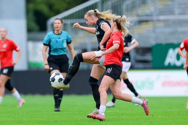 Tessa Blumenberg (SC Freiburg) und Alexia Mikrouli (Hannover 96) kaempfen um den Ball, DFB-Pokal der Frauen, Hannover 96 vs SC Freiburg, Eilenriedestadion am 28. September 2025 in Hannover, Deutschland. (Foto von Marco Steinbrenner DeFodi Images) Tessa Blumenberg (SC Freiburg) und Alexia Mikrouli (Hannover 96) battle for the ball, DFB-Pokal der Frauen, Hannover 96 vs SC Freiburg, Eilenriedestadion, September 28, 2025 in Hannover, Germany. (Photo by Marco Steinbrenner DeFodi Images) DFB DFL REGULATIONS PROHIBIT ANY USE OF PHOTOGRAPHS AS IMAGE SEQUENCES AND OR QUASI-VIDEO. Tessa Blumenberg SC Freiburg and Alexia Mikrouli Hannover 96 battle for the ball, DFB Pokal der Frauen, Hannover 96 vs SC Freiburg, Eilenriedestadion, September 28, 2025 in Hannover, Germany Photo by Marco Steinbrenner DeFodi Images Tessa Blumenberg SC Freiburg and Alexia Mikrouli Hannover 96 battle for the ball, DFB Pokal der Frauen, Hannover 96 vs SC Freiburg, Eilenriedestadion, September 28, 2025 in Hannover, Germany Photo by Marco Steinbrenner DeFodi Images DFB DFL REGULATIONS PROHIBIT ANY USE OF PHOTOGRAPHS AS IMAGE SEQUENCES AND OR QUASI VIDEO