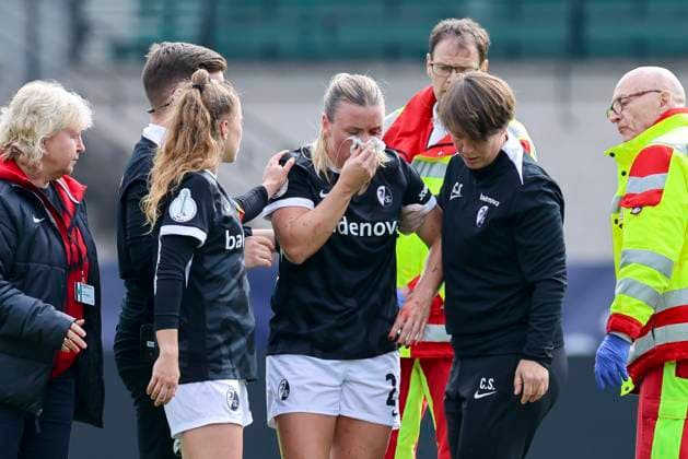 Ingibjoerg Sigurdardottir (SC Freiburg) wird nach einem Zusammenprall mit einer Gesichtsverletzung in das Krankenhaus gebracht, DFB-Pokal der Frauen, Hannover 96 vs SC Freiburg, Eilenriedestadion am 28. September 2025 in Hannover, Deutschland. (Foto von Marco Steinbrenner DeFodi Images) Ingibjoerg Sigurdardottir (SC Freiburg) is taken to hospital with a facial injury after a collision, DFB-Pokal der Frauen, Hannover 96 vs SC Freiburg, Eilenriedestadion, September 28, 2025 in Hannover, Germany. (Photo by Marco Steinbrenner DeFodi Images) DFB DFL REGULATIONS PROHIBIT ANY USE OF PHOTOGRAPHS AS IMAGE SEQUENCES AND OR QUASI-VIDEO. Ingibjoerg Sigurdardottir SC Freiburg is taken to hospital with a facial injury after a collision, DFB Pokal der Frauen, Hannover 96 vs SC Freiburg, Eilenriedestadion, September 28, 2025 in Hannover, Germany Photo by Marco Steinbrenner DeFodi Images Ingibjoerg Sigurdardottir SC Freiburg is taken to hospital with a facial injury after a collision, DFB Pokal der Frauen, Hannover 96 vs SC Freiburg, Eilenriedestadion, September 28, 2025 in Hannover, Germany Photo by Marco Steinbrenner DeFodi Images DFB DFL REGULATIONS PROHIBIT ANY USE OF PHOTOGRAPHS AS IMAGE SEQUENCES AND OR QUASI VIDEO