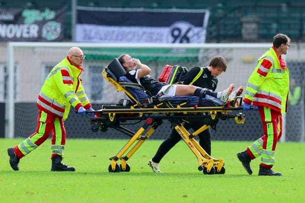 Ingibjoerg Sigurdardottir (SC Freiburg) wird nach einem Zusammenprall mit einer Gesichtsverletzung in das Krankenhaus gebracht, DFB-Pokal der Frauen, Hannover 96 vs SC Freiburg, Eilenriedestadion am 28. September 2025 in Hannover, Deutschland. (Foto von Marco Steinbrenner DeFodi Images) Ingibjoerg Sigurdardottir (SC Freiburg) is taken to hospital with a facial injury after a collision, DFB-Pokal der Frauen, Hannover 96 vs SC Freiburg, Eilenriedestadion, September 28, 2025 in Hannover, Germany. (Photo by Marco Steinbrenner DeFodi Images) DFB DFL REGULATIONS PROHIBIT ANY USE OF PHOTOGRAPHS AS IMAGE SEQUENCES AND OR QUASI-VIDEO. Ingibjoerg Sigurdardottir SC Freiburg is taken to hospital with a facial injury after a collision, DFB Pokal der Frauen, Hannover 96 vs SC Freiburg, Eilenriedestadion, September 28, 2025 in Hannover, Germany Photo by Marco Steinbrenner DeFodi Images Ingibjoerg Sigurdardottir SC Freiburg is taken to hospital with a facial injury after a collision, DFB Pokal der Frauen, Hannover 96 vs SC Freiburg, Eilenriedestadion, September 28, 2025 in Hannover, Germany Photo by Marco Steinbrenner DeFodi Images DFB DFL REGULATIONS PROHIBIT ANY USE OF PHOTOGRAPHS AS IMAGE SEQUENCES AND OR QUASI VIDEO