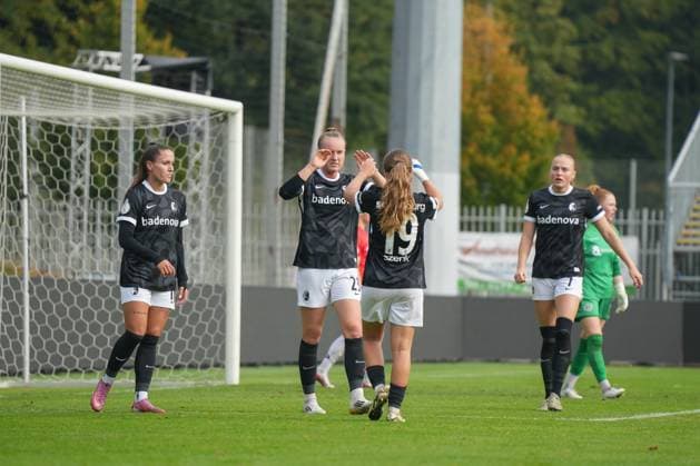 Luca Birkholz (SC Freiburg, 23) und Nia Szenk (SC Freiburg, 19) Torjubel, Emotionen, Torschuss, Abschluss, Torerfolg, Tor, Treffer , Deutschland, Fussball, DFB Pokal, 1.Spieltag, 2025 2026, Hannover 96 vs. SC Freiburg, 28.09.2025, Eilenriedestadion, Hannover, Deutschland Hannover Eilenriedestadion Niedersachsen Deutschland Copyright: xMirjamxGeigerx