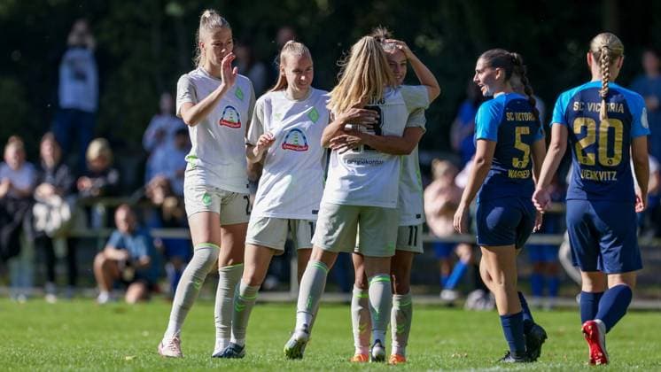 Spielerinnen des SV Werder Bremen mit Torjubel, Jubel, jubeln, jubelt, optimistisch, Spielszene, Highlight, Freude über das Tor zum 0:1, DIE DFB-RICHTLINIEN UNTERSAGEN JEGLICHE NUTZUNG VON FOTOS ALS SEQUENZBILDER UND ODER VIDEOÄHNLICHE FOTOSTRECKEN. DFB REGULATIONS PROHIBIT ANY USE OF PHOTOGRAPHS AS IMAGE SEQUENCES AND OR QUASI-VIDEO., 28.09.2025, Hamburg (Deutschland), Fussball, DFB-Pokal Frauen, SC Victoria Hamburg - SV Werder Bremen