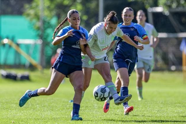 v.li.: Amira Mobarak (SC Victoria Hamburg, 19) und Rieke Dieckmann (SV Werder Bremen, 22) im Zweikampf, Duell, Dynamik, Aktion, Action, Spielszene, DIE DFB-RICHTLINIEN UNTERSAGEN JEGLICHE NUTZUNG VON FOTOS ALS SEQUENZBILDER UND ODER VIDEOÄHNLICHE FOTOSTRECKEN. DFB REGULATIONS PROHIBIT ANY USE OF PHOTOGRAPHS AS IMAGE SEQUENCES AND OR QUASI-VIDEO., 28.09.2025, Hamburg (Deutschland), Fussball, DFB-Pokal Frauen, SC Victoria Hamburg - SV Werder Bremen