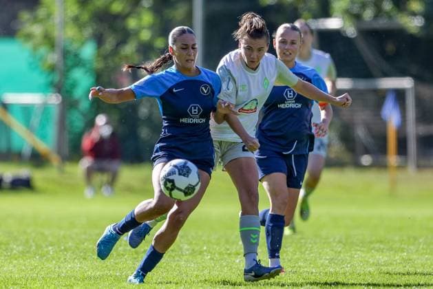 v.li.: Amira Mobarak (SC Victoria Hamburg, 19) und Rieke Dieckmann (SV Werder Bremen, 22) im Zweikampf, Duell, Dynamik, Aktion, Action, Spielszene, DIE DFB-RICHTLINIEN UNTERSAGEN JEGLICHE NUTZUNG VON FOTOS ALS SEQUENZBILDER UND ODER VIDEOÄHNLICHE FOTOSTRECKEN. DFB REGULATIONS PROHIBIT ANY USE OF PHOTOGRAPHS AS IMAGE SEQUENCES AND OR QUASI-VIDEO., 28.09.2025, Hamburg (Deutschland), Fussball, DFB-Pokal Frauen, SC Victoria Hamburg - SV Werder Bremen