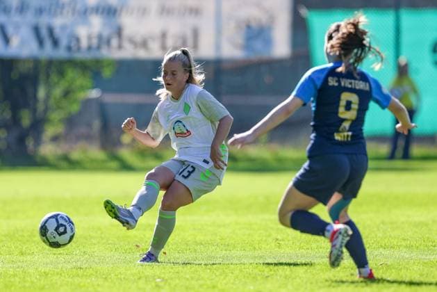 v.li.: Ricarda Walkling (SV Werder Bremen, 13) und Celine Witt (SC Victoria Hamburg, 9) im Zweikampf, Duell, Dynamik, Aktion, Action, Spielszene, DIE DFB-RICHTLINIEN UNTERSAGEN JEGLICHE NUTZUNG VON FOTOS ALS SEQUENZBILDER UND ODER VIDEOÄHNLICHE FOTOSTRECKEN. DFB REGULATIONS PROHIBIT ANY USE OF PHOTOGRAPHS AS IMAGE SEQUENCES AND OR QUASI-VIDEO., 28.09.2025, Hamburg (Deutschland), Fussball, DFB-Pokal Frauen, SC Victoria Hamburg - SV Werder Bremen