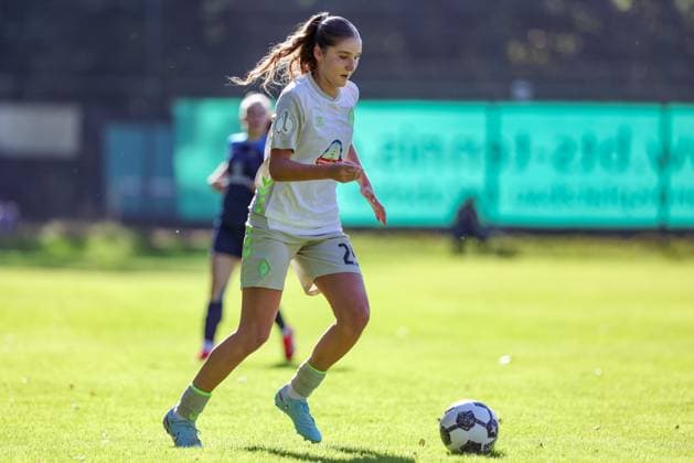 Lina Szaraz (SV Werder Bremen, 25) am Ball, Einzelbild, Ganzkörper, Aktion, Action, Spielszene, DIE DFB-RICHTLINIEN UNTERSAGEN JEGLICHE NUTZUNG VON FOTOS ALS SEQUENZBILDER UND ODER VIDEOÄHNLICHE FOTOSTRECKEN. DFB REGULATIONS PROHIBIT ANY USE OF PHOTOGRAPHS AS IMAGE SEQUENCES AND OR QUASI-VIDEO., 28.09.2025, Hamburg (Deutschland), Fussball, DFB-Pokal Frauen, SC Victoria Hamburg - SV Werder Bremen