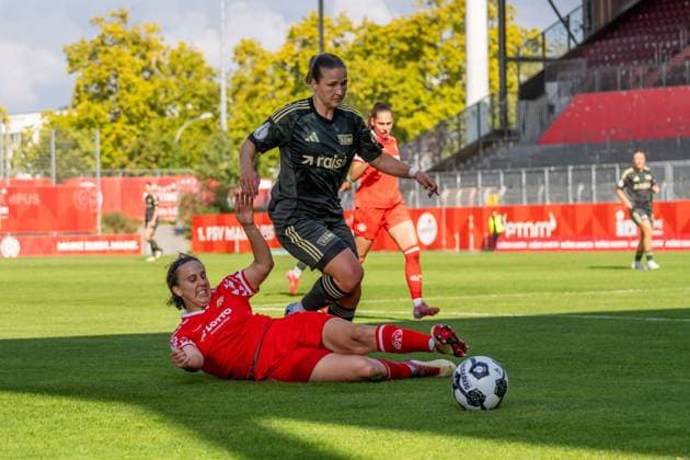 Spielszene, Zweikampf, Ballaktion, v.l. Anna Donner (1. FSV Mainz 05, 15), Dina Orschmann (1. FC Union Berlin, 11), GER, 1. FSV Mainz 05 vs. 1. FC Union Berlin, Fussball, DFB-Pokal der Frauen, 1. Runde, Saison 2025 2026, 28.09.2025, DFB REGULATIONS PROHIBIT ANY USE OF PHOTOGRAPHS AS IMAGE SEQUENCES AND OR QUASI-VIDEO, GER, 1. FSV Mainz 05 vs. 1. FC Union Berlin, Fussball, DFB-Pokal der Frauen, 1. Runde, Saison 2025 2026, 28.09.2025 Mainz Copyright: xEibner-Pressefoto Jan-NiclasxGrox EP_JGG