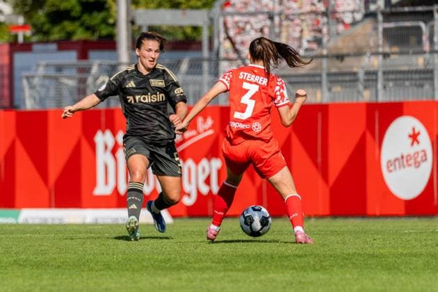 Spielszene, Zweikampf, Ballaktion, v.l. Katja Orschmann (1. FC Union Berlin, 05), Miriam Sterrer (1. FSV Mainz 05, 03), GER, 1. FSV Mainz 05 vs. 1. FC Union Berlin, Fussball, DFB-Pokal der Frauen, 1. Runde, Saison 2025 2026, 28.09.2025, DFB REGULATIONS PROHIBIT ANY USE OF PHOTOGRAPHS AS IMAGE SEQUENCES AND OR QUASI-VIDEO, GER, 1. FSV Mainz 05 vs. 1. FC Union Berlin, Fussball, DFB-Pokal der Frauen, 1. Runde, Saison 2025 2026, 28.09.2025 Mainz Copyright: xEibner-Pressefoto Jan-NiclasxGrox EP_JGG