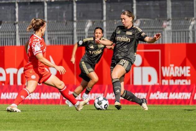 Spielszene, Zweikampf, Ballaktion, v.l. Nadine Anstatt (1. FSV Mainz 05, 27), Samantha Steuerwald (1. FC Union Berlin, 19), GER, 1. FSV Mainz 05 vs. 1. FC Union Berlin, Fussball, DFB-Pokal der Frauen, 1. Runde, Saison 2025 2026, 28.09.2025, DFB REGULATIONS PROHIBIT ANY USE OF PHOTOGRAPHS AS IMAGE SEQUENCES AND OR QUASI-VIDEO, GER, 1. FSV Mainz 05 vs. 1. FC Union Berlin, Fussball, DFB-Pokal der Frauen, 1. Runde, Saison 2025 2026, 28.09.2025 Mainz Copyright: xEibner-Pressefoto Jan-NiclasxGrox EP_JGG