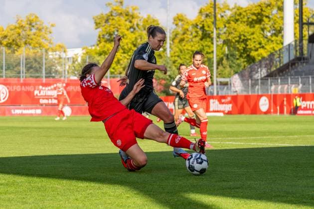 Spielszene, Zweikampf, Ballaktion, v.l. Anna Donner (1. FSV Mainz 05, 15), Dina Orschmann (1. FC Union Berlin, 11), GER, 1. FSV Mainz 05 vs. 1. FC Union Berlin, Fussball, DFB-Pokal der Frauen, 1. Runde, Saison 2025 2026, 28.09.2025, DFB REGULATIONS PROHIBIT ANY USE OF PHOTOGRAPHS AS IMAGE SEQUENCES AND OR QUASI-VIDEO, GER, 1. FSV Mainz 05 vs. 1. FC Union Berlin, Fussball, DFB-Pokal der Frauen, 1. Runde, Saison 2025 2026, 28.09.2025 Mainz Copyright: xEibner-Pressefoto Jan-NiclasxGrox EP_JGG