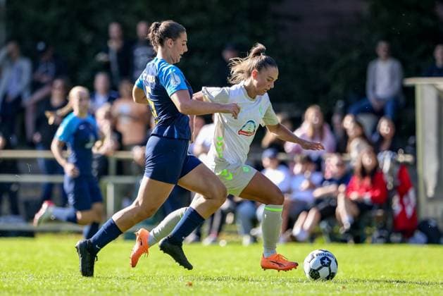 v.li.: Gina-Maria Wagner (SC Victoria Hamburg, 5) und Maja Sternad (SV Werder Bremen, 11) im Zweikampf, Duell, Dynamik, Aktion, Action, Spielszene, DIE DFB-RICHTLINIEN UNTERSAGEN JEGLICHE NUTZUNG VON FOTOS ALS SEQUENZBILDER UND ODER VIDEOÄHNLICHE FOTOSTRECKEN. DFB REGULATIONS PROHIBIT ANY USE OF PHOTOGRAPHS AS IMAGE SEQUENCES AND OR QUASI-VIDEO., 28.09.2025, Hamburg (Deutschland), Fussball, DFB-Pokal Frauen, SC Victoria Hamburg - SV Werder Bremen