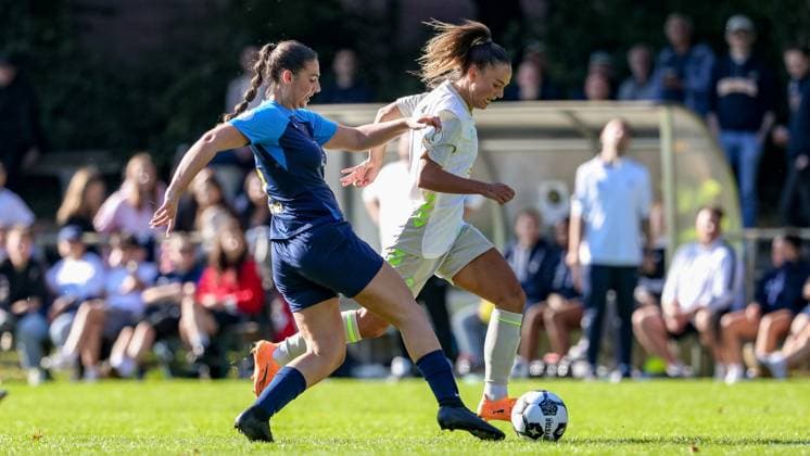 v.li.: Gina-Maria Wagner (SC Victoria Hamburg, 5) und Maja Sternad (SV Werder Bremen, 11) im Zweikampf, Duell, Dynamik, Aktion, Action, Spielszene, DIE DFB-RICHTLINIEN UNTERSAGEN JEGLICHE NUTZUNG VON FOTOS ALS SEQUENZBILDER UND ODER VIDEOÄHNLICHE FOTOSTRECKEN. DFB REGULATIONS PROHIBIT ANY USE OF PHOTOGRAPHS AS IMAGE SEQUENCES AND OR QUASI-VIDEO., 28.09.2025, Hamburg (Deutschland), Fussball, DFB-Pokal Frauen, SC Victoria Hamburg - SV Werder Bremen