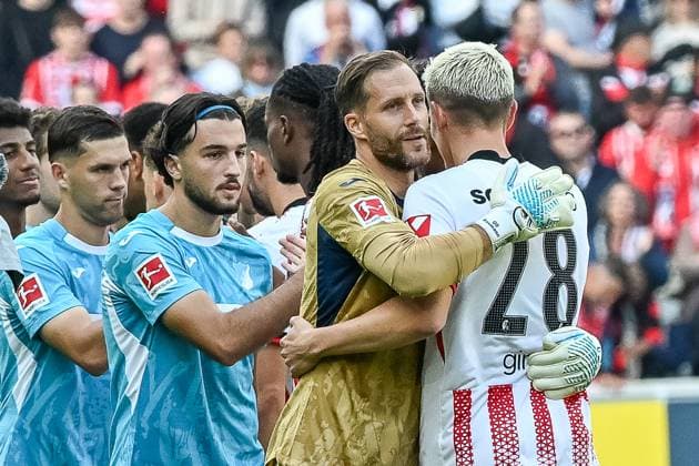 Oliver Baumann (TSG Hoffenheim, 01) umarmt Matthias Ginter (SC Freiburg, 28) zu Beginn des Spiels bei der Begruessung. GER, SC Freiburg - TSG 1899 Hoffenheim, Fussball, Bundesliga, 5. Spieltag, Saison 2025 2026, 28.09.2025 DFL DFB REGULATIONS PROHIBIT ANY USE OF PHOTOGRAPHS AS IMAGE SEQUENCES AND OR QUASI-VIDEO GER, SC Freiburg - TSG 1899 Hoffenheim, Fussball, Bundesliga, 5. Spieltag, Saison 2025 2026, 28.09.2025 Freiburg Copyright: xEibner-Pressefoto ThomasxHessx EP_THS
