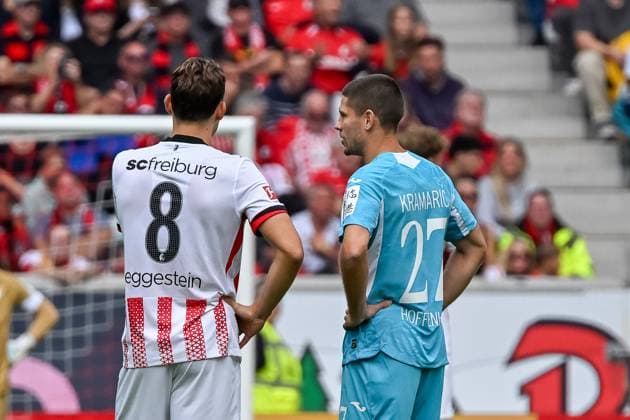 Maximilian Eggestein (SC Freiburg, 08), Andrej Kramaric (TSG Hoffenheim, 27) warten auf die Entscheidung des VAR und sprechen miteinander. GER, SC Freiburg - TSG 1899 Hoffenheim, Fussball, Bundesliga, 5. Spieltag, Saison 2025 2026, 28.09.2025 DFL DFB REGULATIONS PROHIBIT ANY USE OF PHOTOGRAPHS AS IMAGE SEQUENCES AND OR QUASI-VIDEO GER, SC Freiburg - TSG 1899 Hoffenheim, Fussball, Bundesliga, 5. Spieltag, Saison 2025 2026, 28.09.2025 Freiburg Copyright: xEibner-Pressefoto ThomasxHessx EP_THS