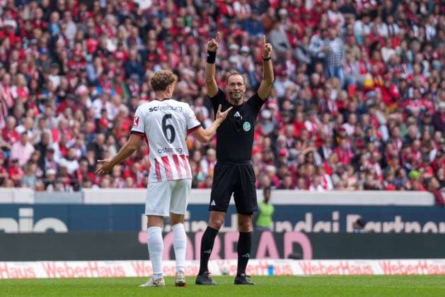 Bastian Dankert (Schiedsrichter) VAR, verkündet die Entscheidung über die Lautsprecher im Stadion, VAR, Videobeweis, Anzeigetafel, Mikrofon , Deutschland, Fussball, 1. Bundesliga, 5.Spieltag, 2025 2026, SC Freiburg vs. TSG Hoffenheim, 28.09.2025, Europa-Park Stadion, Freiburg, Deutschland DFL REGULATIONS PROHIBIT ANY USE OF PHOTOGRAPHS AS IMAGE SEQUENCES AND OR QUASI-VIDEO. Freiburg Europa-Park Stadion Baden-Württemberg Deutschland Copyright: xArnexAmbergx