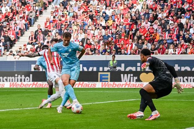 Szene zum Tor zum 1:1 durch Fisnik Asllani (TSG Hoffenheim, 11) GER, SC Freiburg - TSG 1899 Hoffenheim, Fussball, Bundesliga, 5. Spieltag, Saison 2025 2026, 28.09.2025 DFL DFB REGULATIONS PROHIBIT ANY USE OF PHOTOGRAPHS AS IMAGE SEQUENCES AND OR QUASI-VIDEO GER, SC Freiburg - TSG 1899 Hoffenheim, Fussball, Bundesliga, 5. Spieltag, Saison 2025 2026, 28.09.2025 Freiburg Copyright: xEibner-Pressefoto ThomasxHessx EP_THS