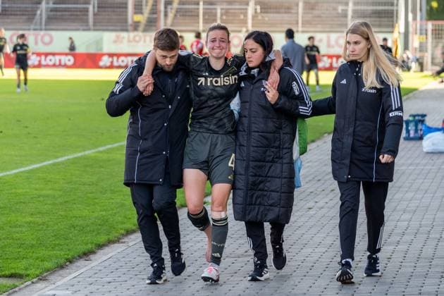Verletzungsbedigte Auswechslung von Anna Aehling (1. FC Union Berlin, 04), GER, 1. FSV Mainz 05 vs. 1. FC Union Berlin, Fussball, DFB-Pokal der Frauen, 1. Runde, Saison 2025 2026, 28.09.2025, DFB REGULATIONS PROHIBIT ANY USE OF PHOTOGRAPHS AS IMAGE SEQUENCES AND OR QUASI-VIDEO, GER, 1. FSV Mainz 05 vs. 1. FC Union Berlin, Fussball, DFB-Pokal der Frauen, 1. Runde, Saison 2025 2026, 28.09.2025 Mainz Copyright: xEibner-Pressefoto Jan-NiclasxGrox EP_JGG