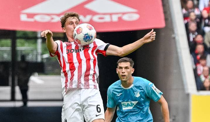Patrick Osterhage (SC Freiburg, 06) bei der Ballannahme vor Robin Hranac (TSG Hoffenheim, 02) GER, SC Freiburg - TSG 1899 Hoffenheim, Fussball, Bundesliga, 5. Spieltag, Saison 2025 2026, 28.09.2025 DFL DFB REGULATIONS PROHIBIT ANY USE OF PHOTOGRAPHS AS IMAGE SEQUENCES AND OR QUASI-VIDEO GER, SC Freiburg - TSG 1899 Hoffenheim, Fussball, Bundesliga, 5. Spieltag, Saison 2025 2026, 28.09.2025 Freiburg Copyright: xEibner-Pressefoto ThomasxHessx EP_THS