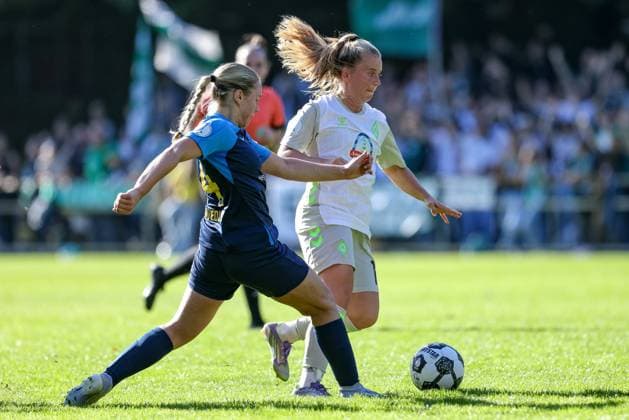 v.li.: Nele Schwedler (SC Victoria Hamburg, 24) und Ricarda Walkling (SV Werder Bremen, 13) im Zweikampf, Duell, Dynamik, Aktion, Action, Spielszene, DIE DFB-RICHTLINIEN UNTERSAGEN JEGLICHE NUTZUNG VON FOTOS ALS SEQUENZBILDER UND ODER VIDEOÄHNLICHE FOTOSTRECKEN. DFB REGULATIONS PROHIBIT ANY USE OF PHOTOGRAPHS AS IMAGE SEQUENCES AND OR QUASI-VIDEO., 28.09.2025, Hamburg (Deutschland), Fussball, DFB-Pokal Frauen, SC Victoria Hamburg - SV Werder Bremen